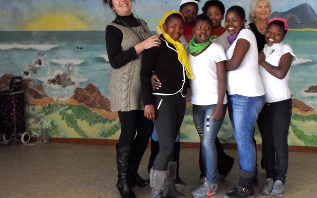 Margi Muller (links) en haar groepie Masakhane dansertjies, met Stella Swart regs wat haar bygestaan het